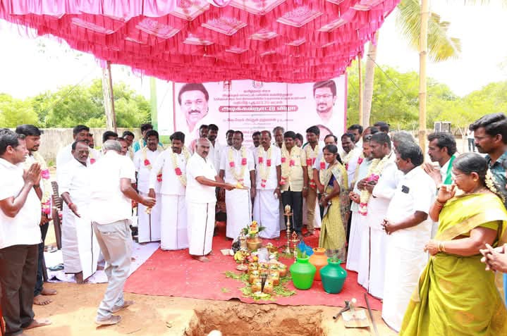 மரக்காணம் வட்டம் நடுக்குப்பம் ஊராட்சி அரசு மேல்நிலைப் பள்ளியில் ஐந்து வகுப்பறைகள் கட்டுவதற்கான பூமி பூஜை