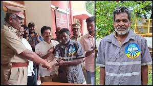 கண்டெடுத்த தங்கச் சங்கிலியை காவல் நிலையத்தில் ஒப்படைத்த தூய்மைப் பணியாளர் கவுரவிப்பு