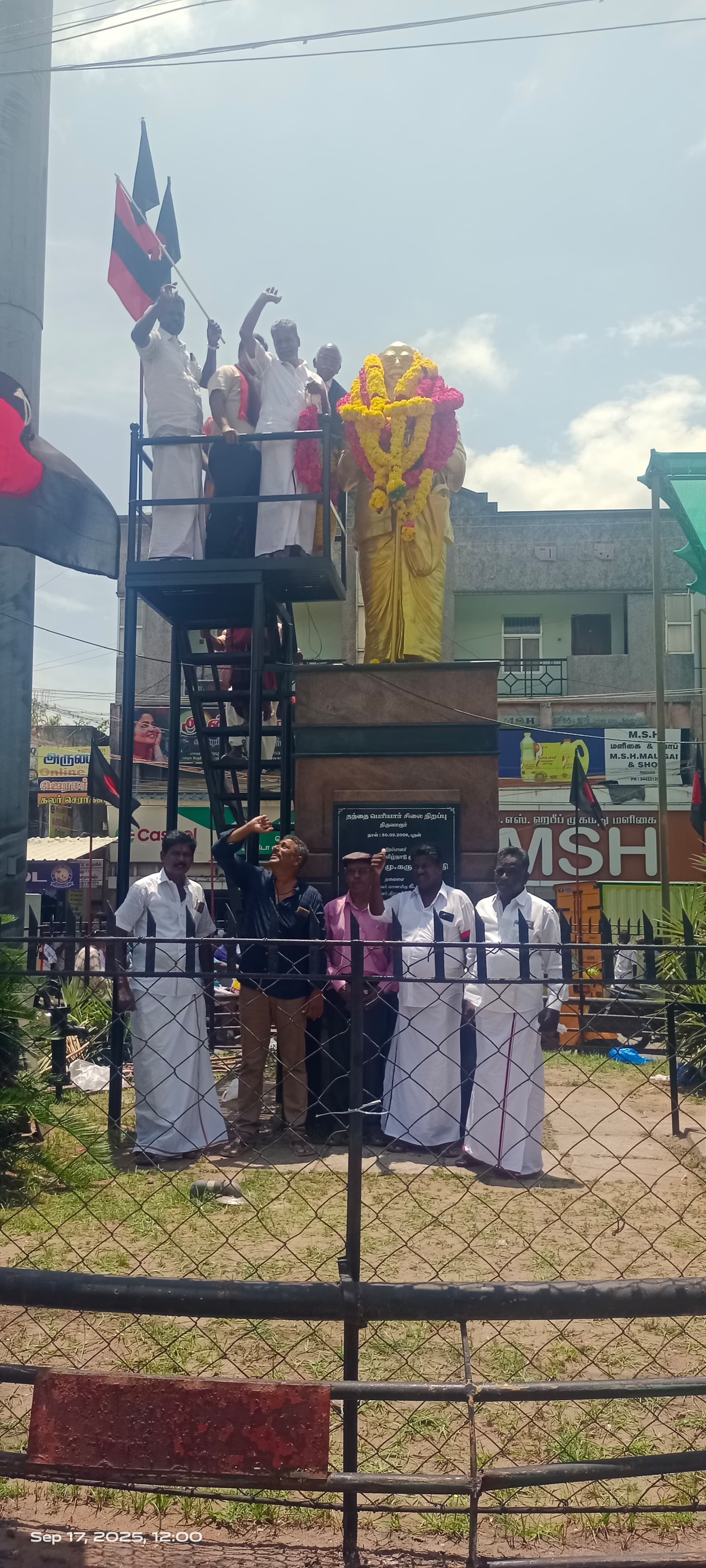 திருவாரூர் டாக்டர் கலைஞர் பேருந்து நிலையம் அருகில் உள்ள தந்தை பெரியார் அவர்களின் திருஉருவ சிலைக்கு மதிமுக சார்பில் மாலை அணிவித்து மரியாதை