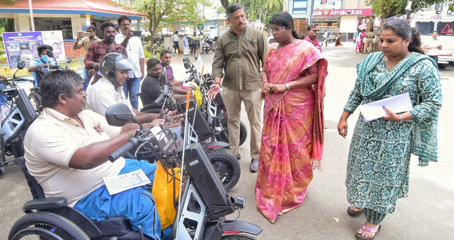 நாகர்கோவில் கலெக்டர் அலுவலகத்தில் நேற்று நடந்த மக்கள் குறைதீர் நாள் கூட்டம்