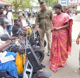 நாகர்கோவில் கலெக்டர் அலுவலகத்தில் நேற்று நடந்த மக்கள் குறைதீர் நாள் கூட்டம்