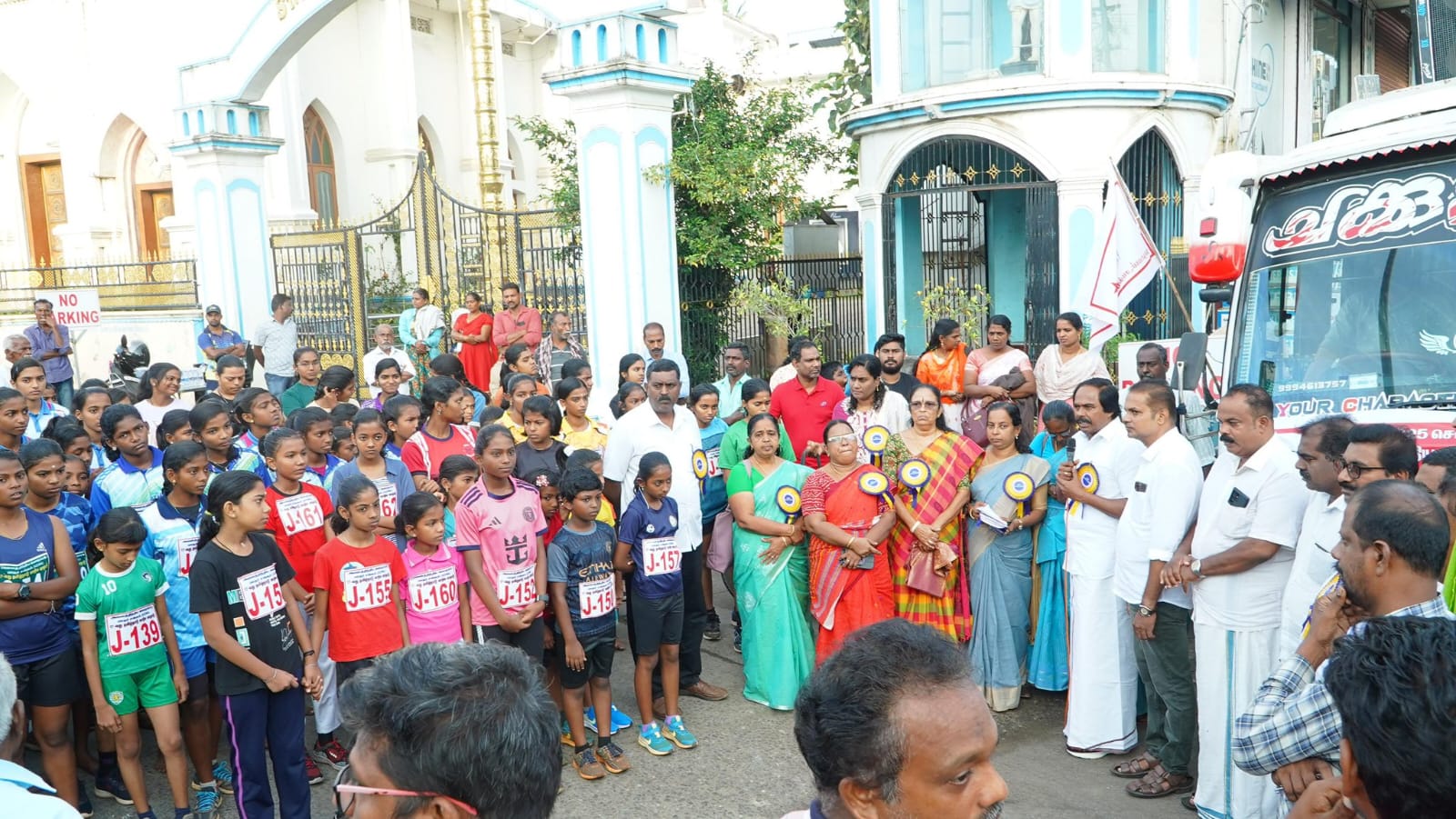 பாலின சமத்துவத்தை வலியுறுத்தி பெண்கள் கலந்துகொண்ட மாரத்தான்