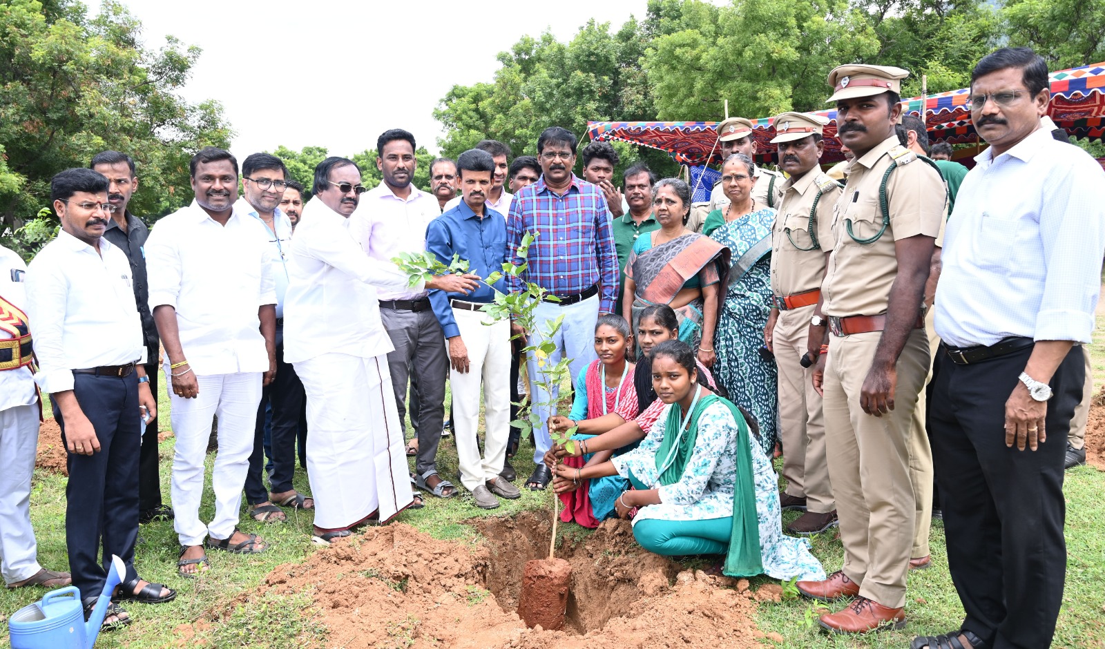 திருவண்ணாமலையில் கலைஞர் கருணாநிதி அரசு கல்லூரியில் மரக்கன்று நடும் பணி