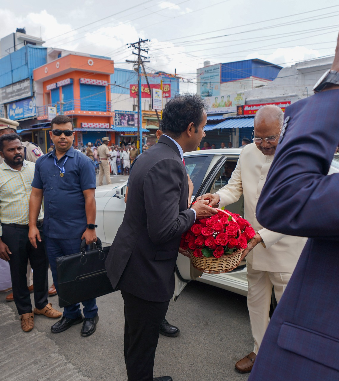 அருள்மிகு காசிவிஸ்வநாதர் திருக்கோவிலுக்கு வருகை தந்த மாண்புமிகு முன்னாள் இந்திய குடியரசுத் தலைவர்