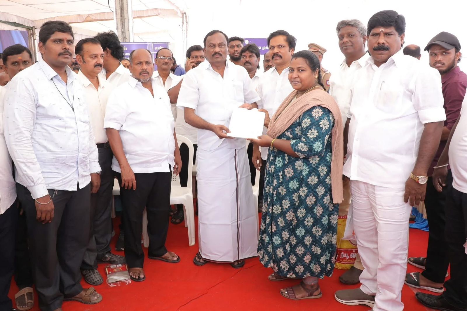 மயிலத்தில் தீப்பிடித்து எறிந்த வீட்டிற்கு நிவாரணம் வழங்கிய எம்எல்ஏ