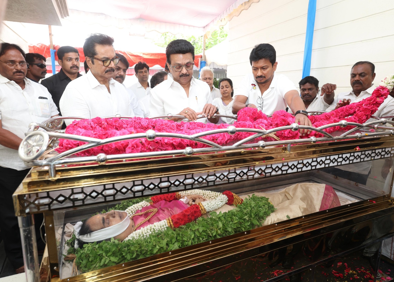 எம்.ஆர்.ராதா துணைவியார் கீதா ராதா காலமானார்.