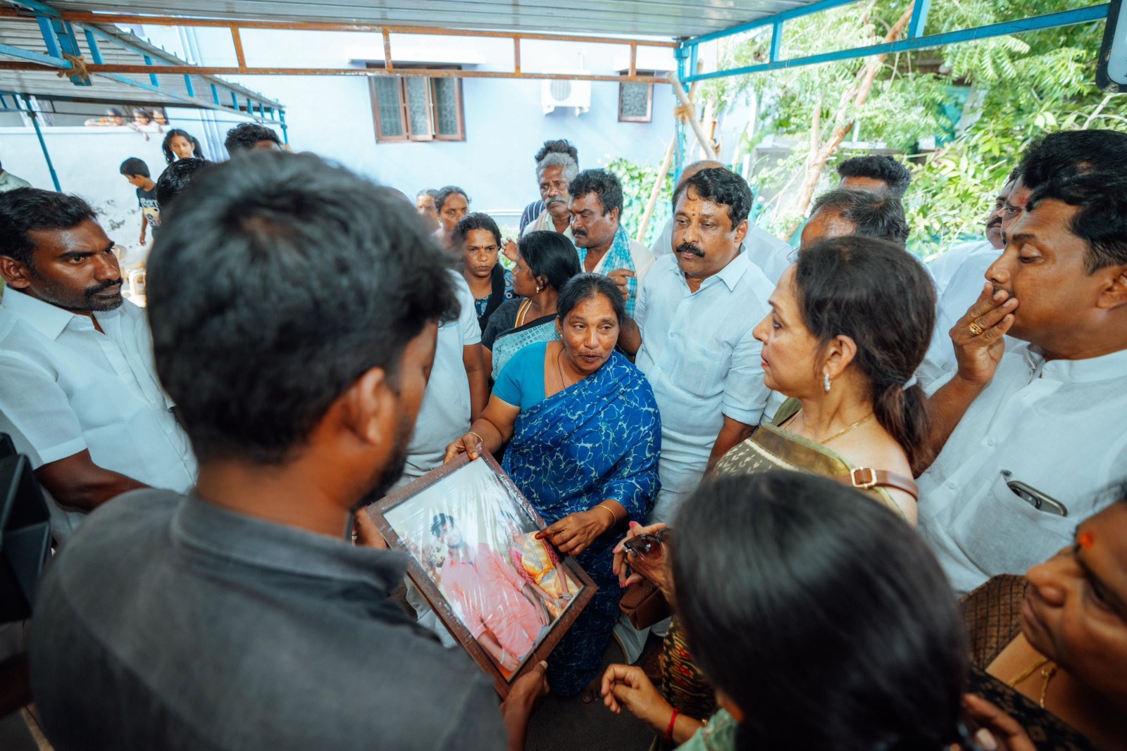 கூட்ட நெரிசலில் 41 பேர் உயிரிழந்த சம்பவம் தொடர்பாக, தேஜ கூட்டணி எம்.பிக்கள்குழு ஹேமமாலினி எம்பி தலைமையில் நேற்று ஆய்வு