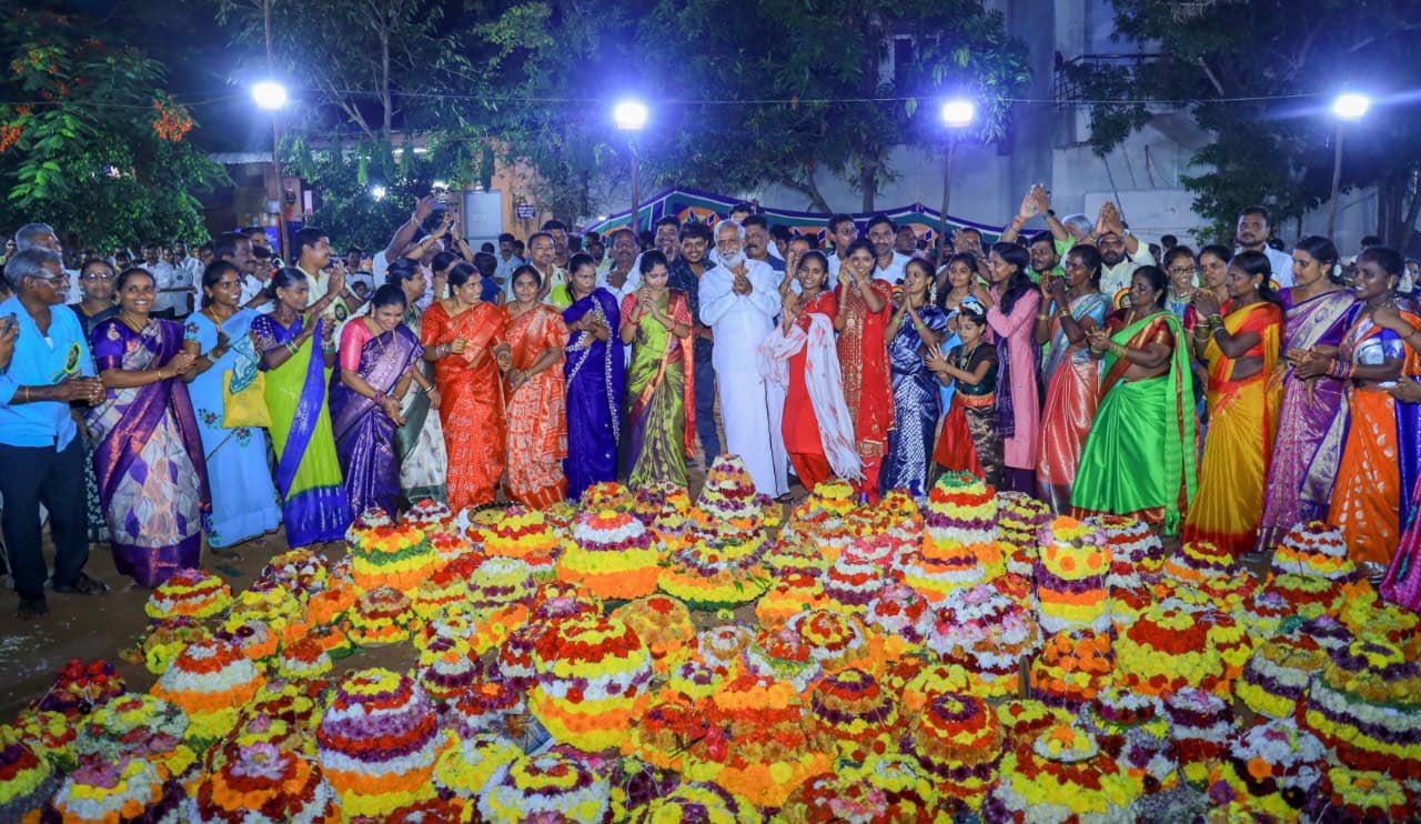 ஶ்ரீ கன்யகா பரமேஸ்வரி கலை மற்றும் அறிவியல் கல்லூரி மைதானத்தில் நடந்த தெலுங்கு மக்களின் பண்டிகையான பதுகம்மா பண்டிகை