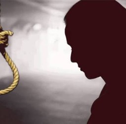 10ம் வகுப்பு படித்து வந்த மகனை பள்ளியிலிருந்து நிறுத்தியதால் விரக்தி: தாய் தூக்குப்போட்டு தற்கொலை