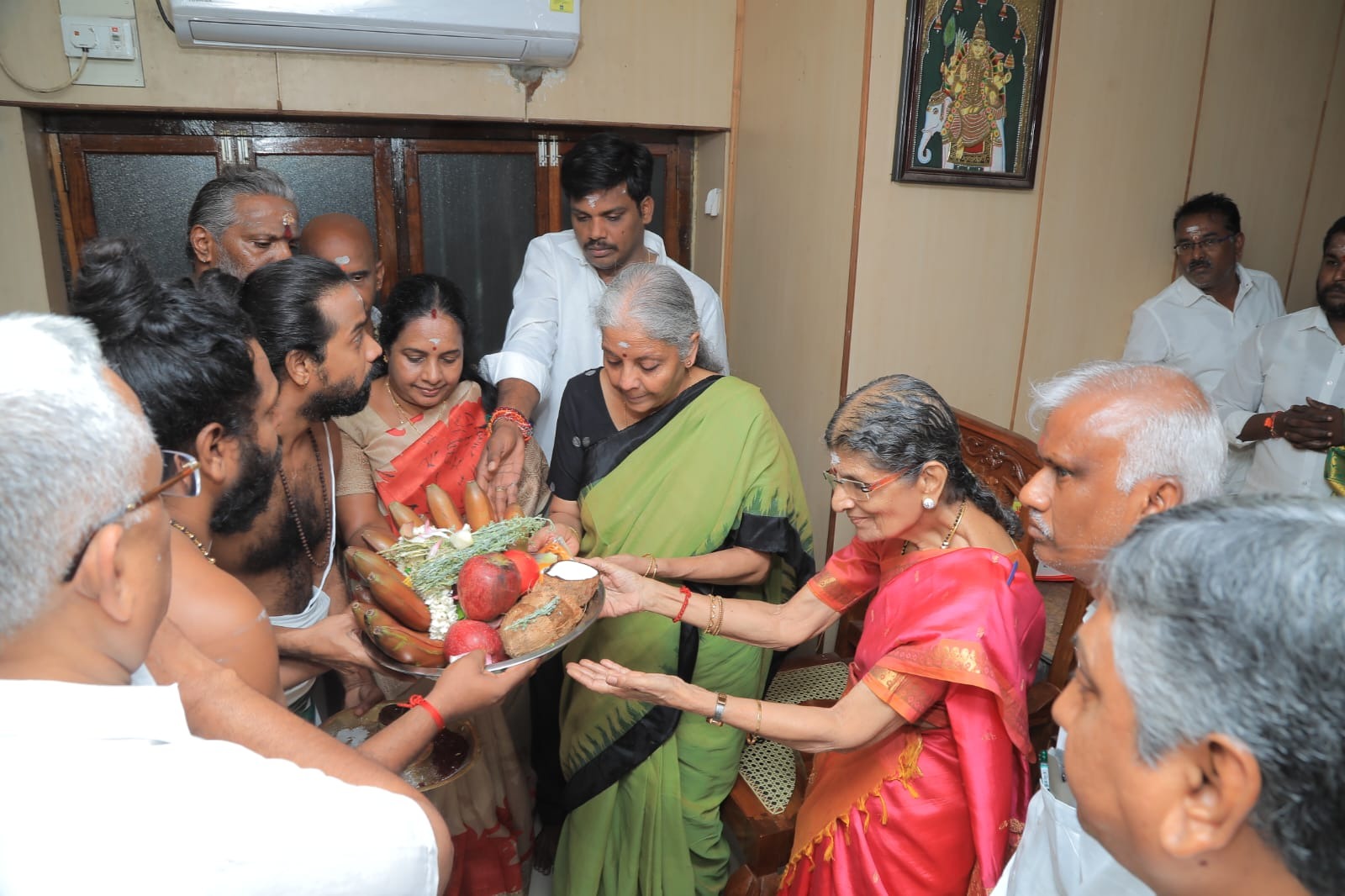 மீனாட்சி அம்மன் கோவிலுக்கு வந்த மத்திய நிதி அமைச்சர்