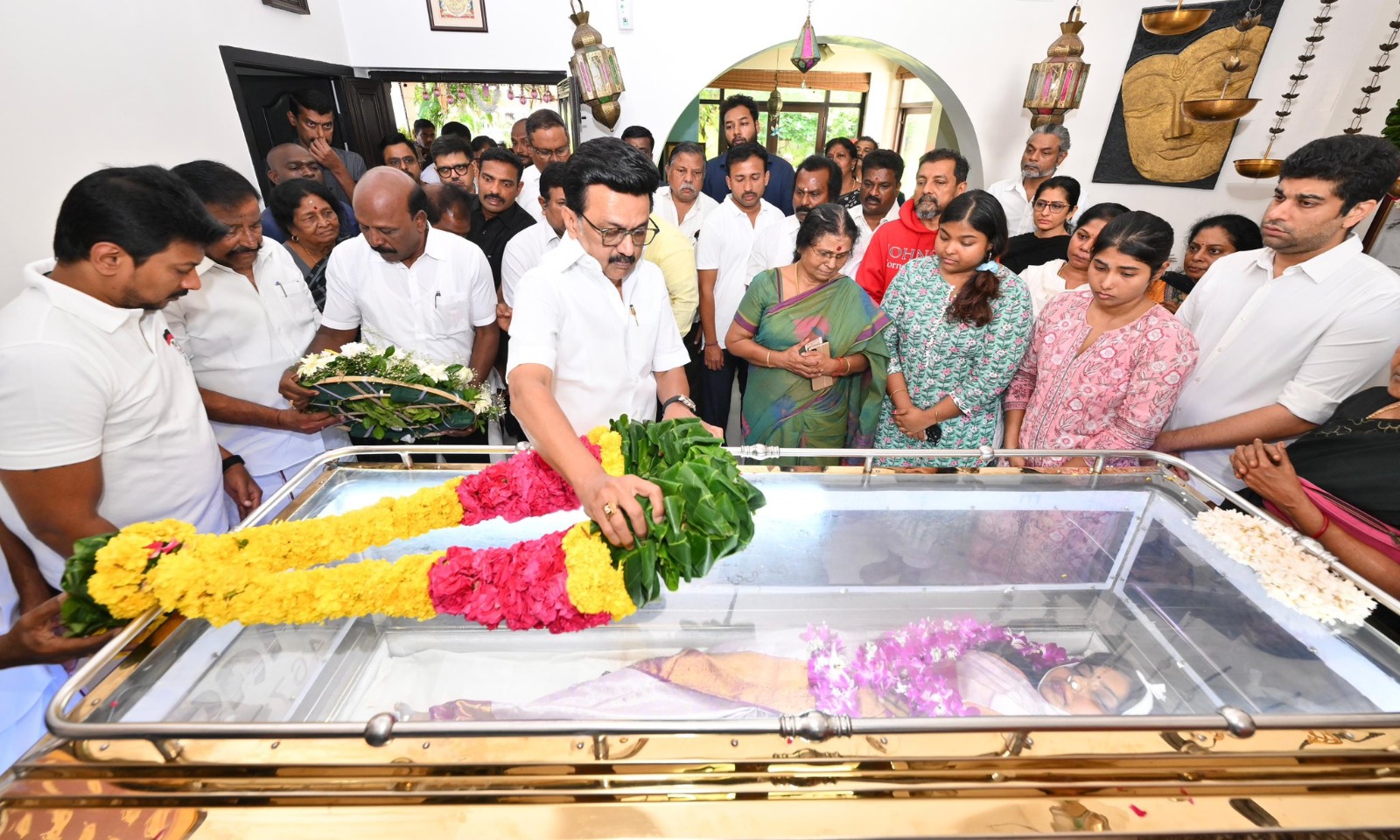 பியூலா வெங்கடேசன் திருவுடலுக்கு முதல்வர் ஸ்டாலின் மற்றும் அமைச்சர்கள் மாலை அணிவித்து மரியாதை