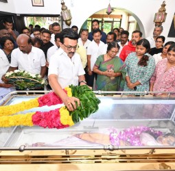 பியூலா வெங்கடேசன் திருவுடலுக்கு முதல்வர் ஸ்டாலின் மற்றும் அமைச்சர்கள் மாலை அணிவித்து மரியாதை