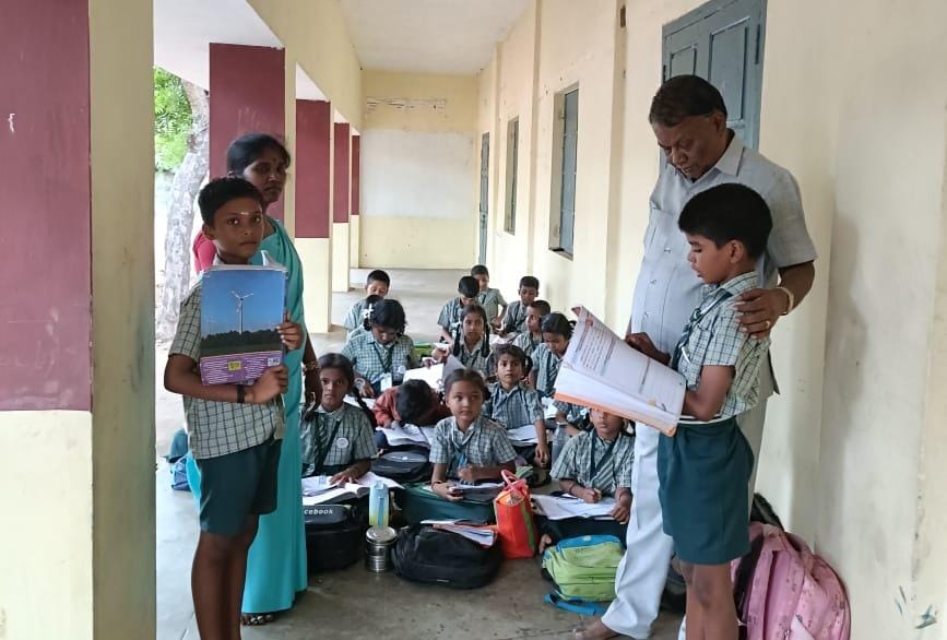 திருக்குறள் ஒப்பித்த மாணவனுக்கு வட்டார கல்வி அலுவலர் பரிசளிப்பு