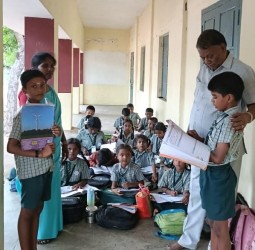 திருக்குறள் ஒப்பித்த மாணவனுக்கு வட்டார கல்வி அலுவலர் பரிசளிப்பு