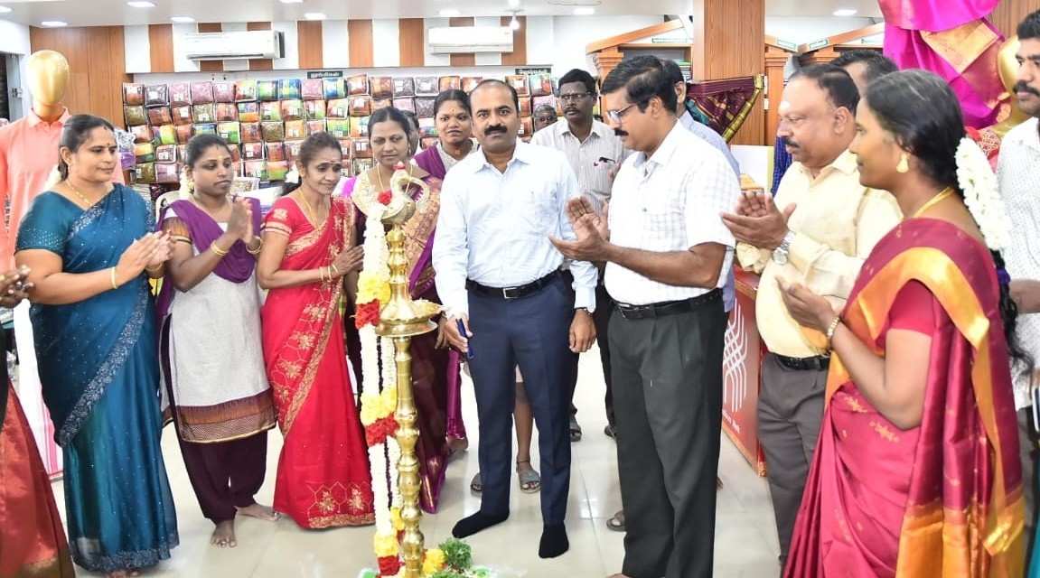 கோ- ஆப்டெக்ஸ் காந்திமதி விற்பனை நிலையத்தில் தீபாவளி பண்டிகை சிறப்பு விற்பனை