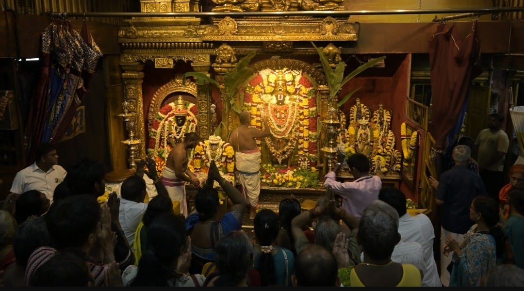 பெருமாளை தரிசிக்க திரண்ட பக்தர்கள்