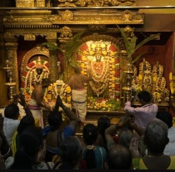 பெருமாளை தரிசிக்க திரண்ட பக்தர்கள்