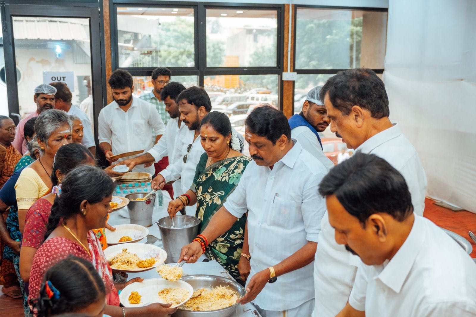 பிரதமர் மோடி பிறந்தநாளுக்காக ஏற்பாடுசெய்திருந்த அன்னதான நிகழ்வை பாஜக மாநிலத் தலைவர் நயினார் நாகேந்திரன் நேற்று துவக்கி வைத்தார்