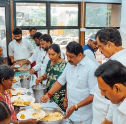 பிரதமர் மோடி பிறந்தநாளுக்காக ஏற்பாடுசெய்திருந்த அன்னதான நிகழ்வை பாஜக மாநிலத் தலைவர் நயினார் நாகேந்திரன் நேற்று துவக்கி வைத்தார்