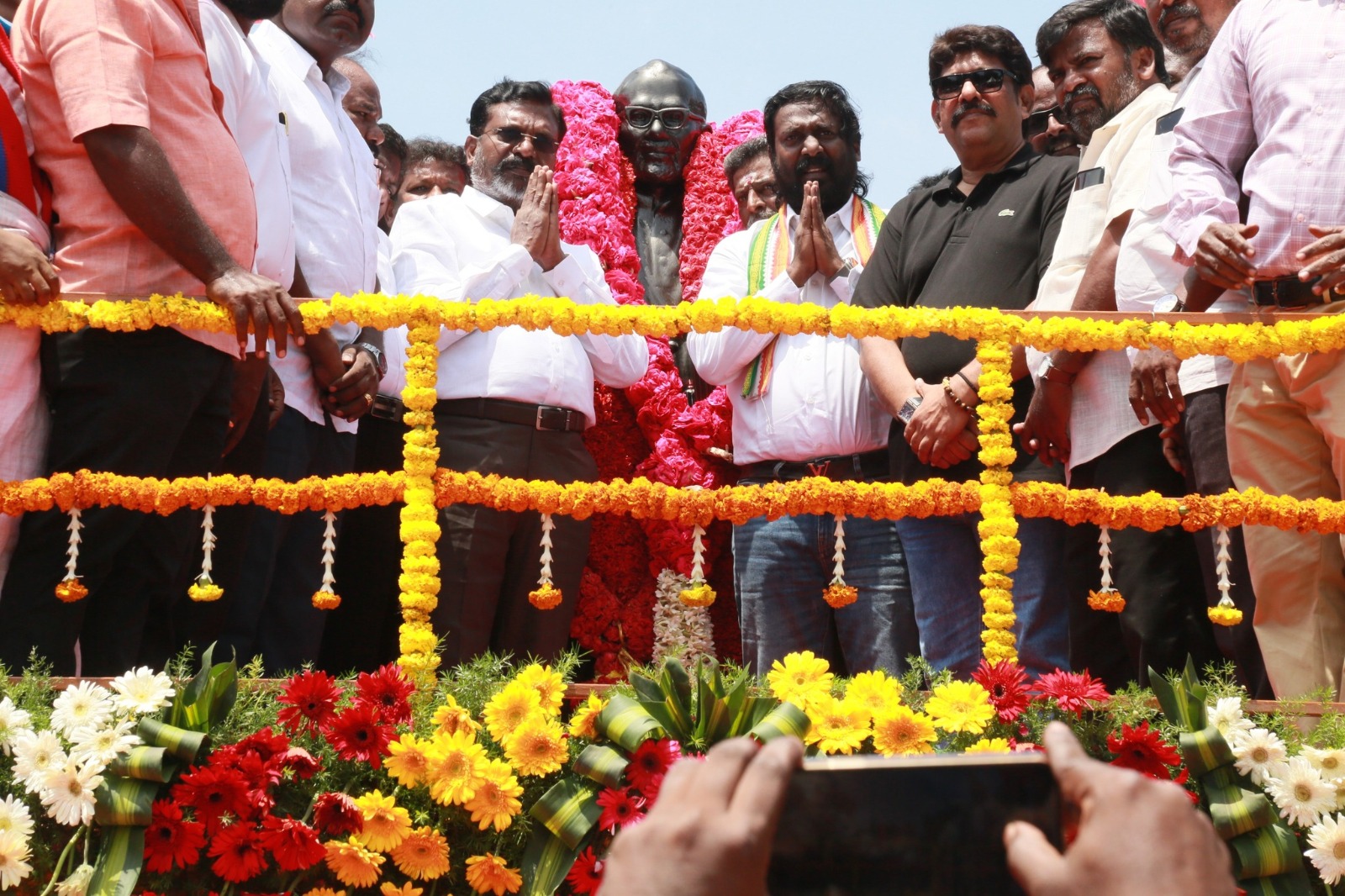 சி.பா. ஆதித்தனார் பிறந்தநாளை முன்னிட்டு அவரது திருஉருவச் சிலைக்கு விசிக தலைவர் திருமாவளவன், விஜய் வசந்த் எம்.பி., மாலை அணிவித்து மரியாதை