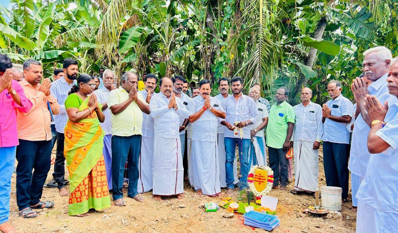 புதிய பாலம் கட்டும் பணிக்கு பூமி பூஜை.......