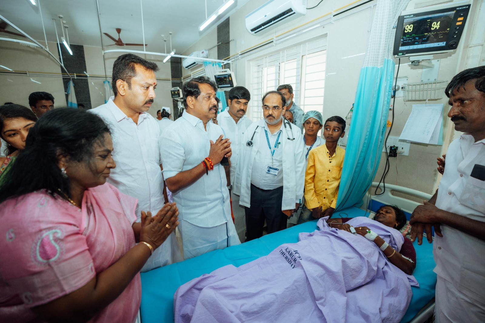 கூட்டத்தில் நெரிசலில் சிக்கி சிகிச்சை பெறுவோரை தமிழக பாஜக தலைவர் நயினார் நாகேந்திரன் சந்தித்து ஆறுதல்