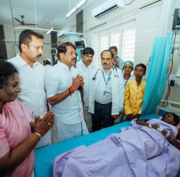 கூட்டத்தில் நெரிசலில் சிக்கி சிகிச்சை பெறுவோரை தமிழக பாஜக தலைவர் நயினார் நாகேந்திரன் சந்தித்து ஆறுதல்