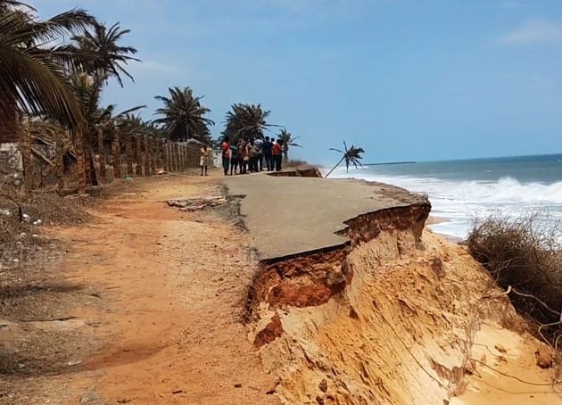 சொத்தவிளை சுற்றுலா தலம்அருகே கடல் அரிப்பால் சாலை சேதம்