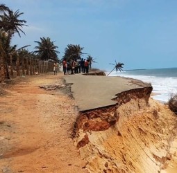 சொத்தவிளை சுற்றுலா தலம்அருகே கடல் அரிப்பால் சாலை சேதம்