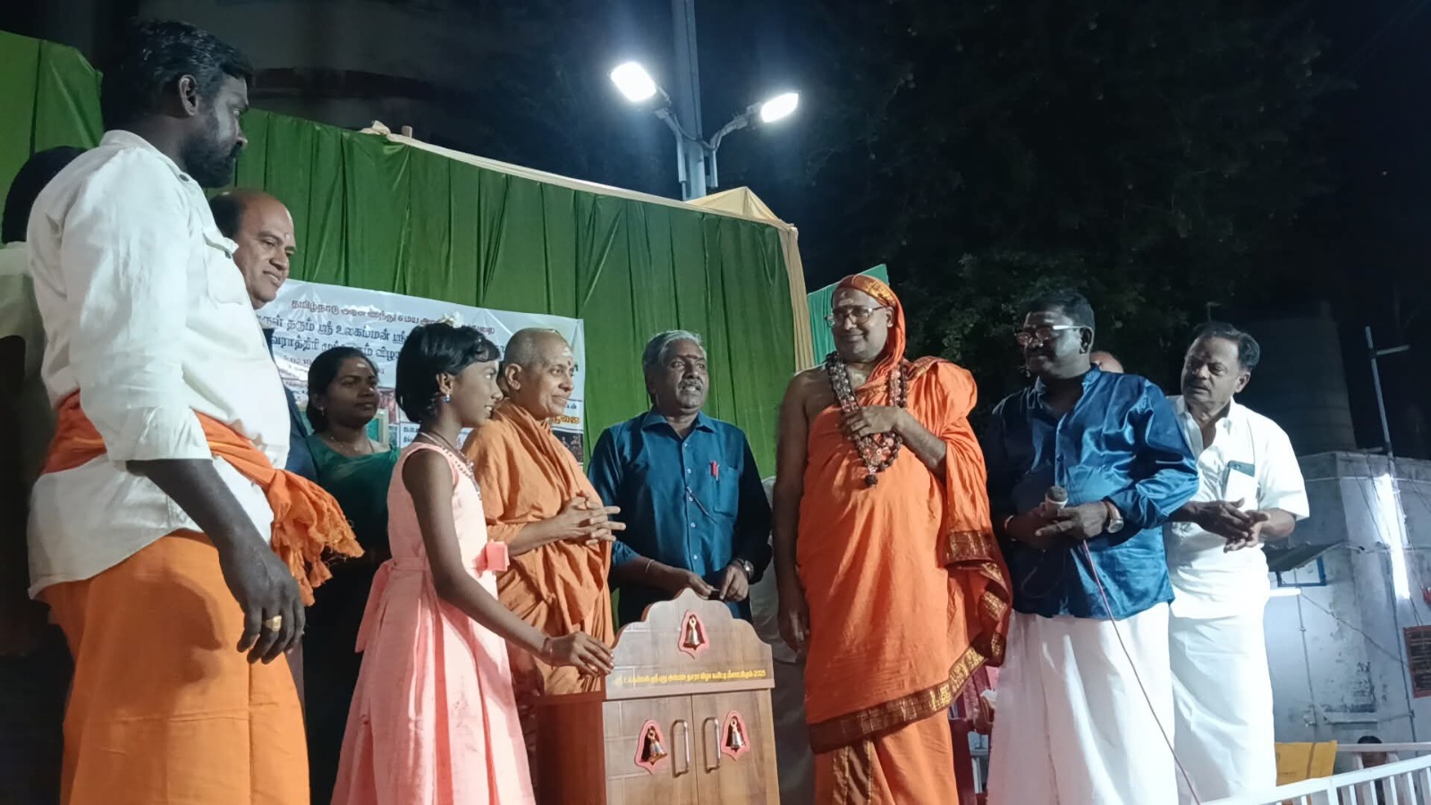 தசரா விழா விளக்கு பூஜையில் பங்கேற்றவர்களுக்கு பரிசு