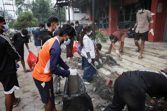 நேபாளம் வீதிகளில் தூய்மை பணியில் ‘ஜென் ஸீ’ போராட்டக்காரர்கள் தீவிரம்!
