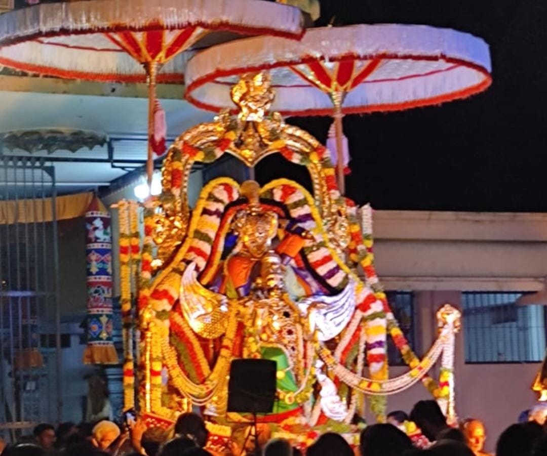 வெள்ளி கருட வாகனத்தில் பெருமாள் சேவை..!