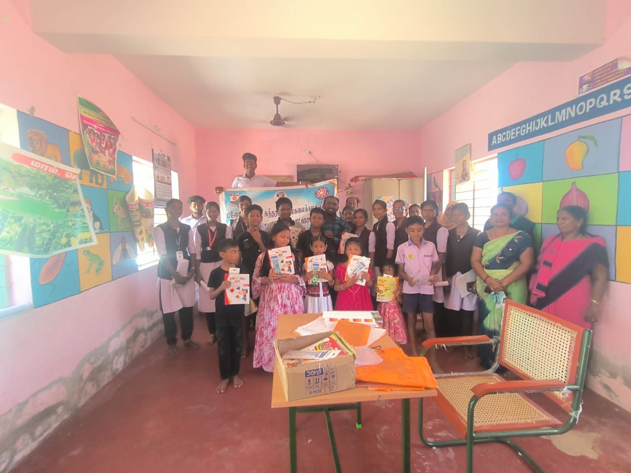 சர்வதேச எழுத்தறிவு தினத்தை முன்னிட்டு அங்கன்வாடி மழலையர்களுக்கு புத்தகத் தொகுப்பு வழங்கப்பட்டது