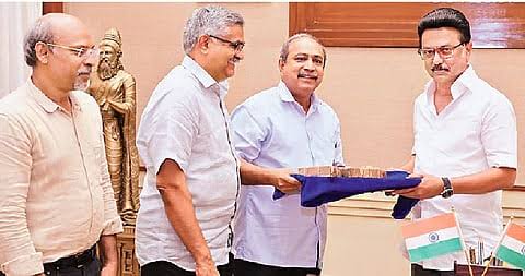 ஜொ்மனி பல்கலை. தமிழ் ஓலைச் சுவடி: சென்னை நூலகத்தில் ஒப்படைத்தாா் முதல்வா்