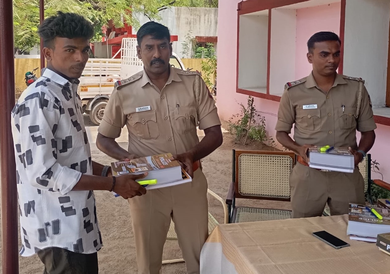 முத்தையாபுரம் பகுதியில் காவலர் தேர்வுக்கு விண்ணப்பித்து தயாராகி வரும் ஏழை, எளிய மாணவர்கள் 20 பேருக்கு நோட்டு, புத்தகங்கள்