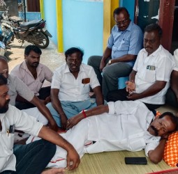 பாஜக மாவட்ட துணைத் தலைவர் முத்துக்குமார் பாய் விரித்து படுத்து போராட்டம்