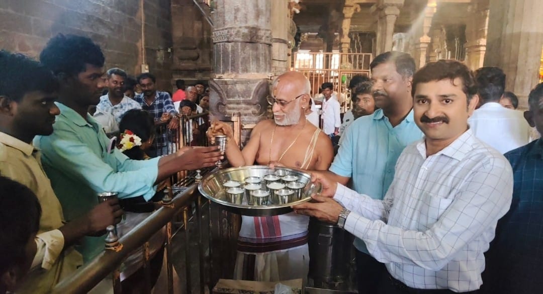 புரட்டாசி சனிக்கிழமை தரிசிக்க வந்த பக்தர்களுக்கு இலவசமாக பால்