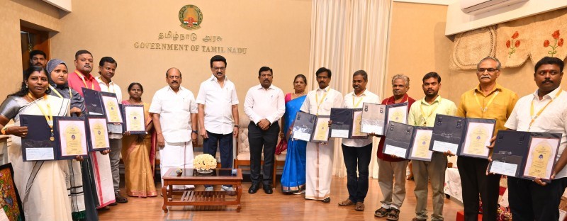 10 கைவினைக் கலைஞர்களுக்கு பூம்புகார் மாநில விருதுகள்