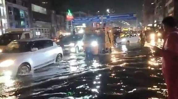 ஹைதராபாத்தில் ஒரே இரவில் 245.5 மிமீ மழை! வெள்ளத்தில் அடித்துச் செல்லப்பட்ட 3 பேர்!