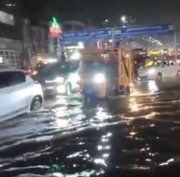 ஹைதராபாத்தில் ஒரே இரவில் 245.5 மிமீ மழை! வெள்ளத்தில் அடித்துச் செல்லப்பட்ட 3 பேர்!