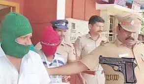 சூலூர் அருகே பெண்ணை தாக்கி நகை பறித்த சம்பவம்: 2 பேர் கைது, துப்பாக்கி பறிமுதல்