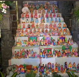 காமாட்சி அம்மன் ஆலயத்தில் கொலு