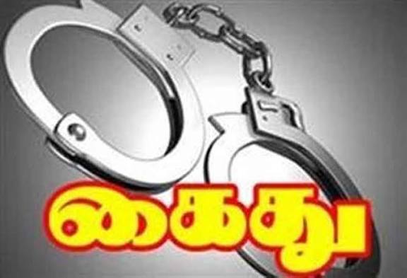 நாட்டு வெடிகள் பதுக்கி  வைத்திருந்தவர் கைது