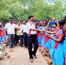 1063 பானையில் பொங்கல் வைத்து வாழ்த்து