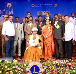 மயிலாடுதுறை ஆசிரியைக்கு அறிவுச்சுடர் விருது