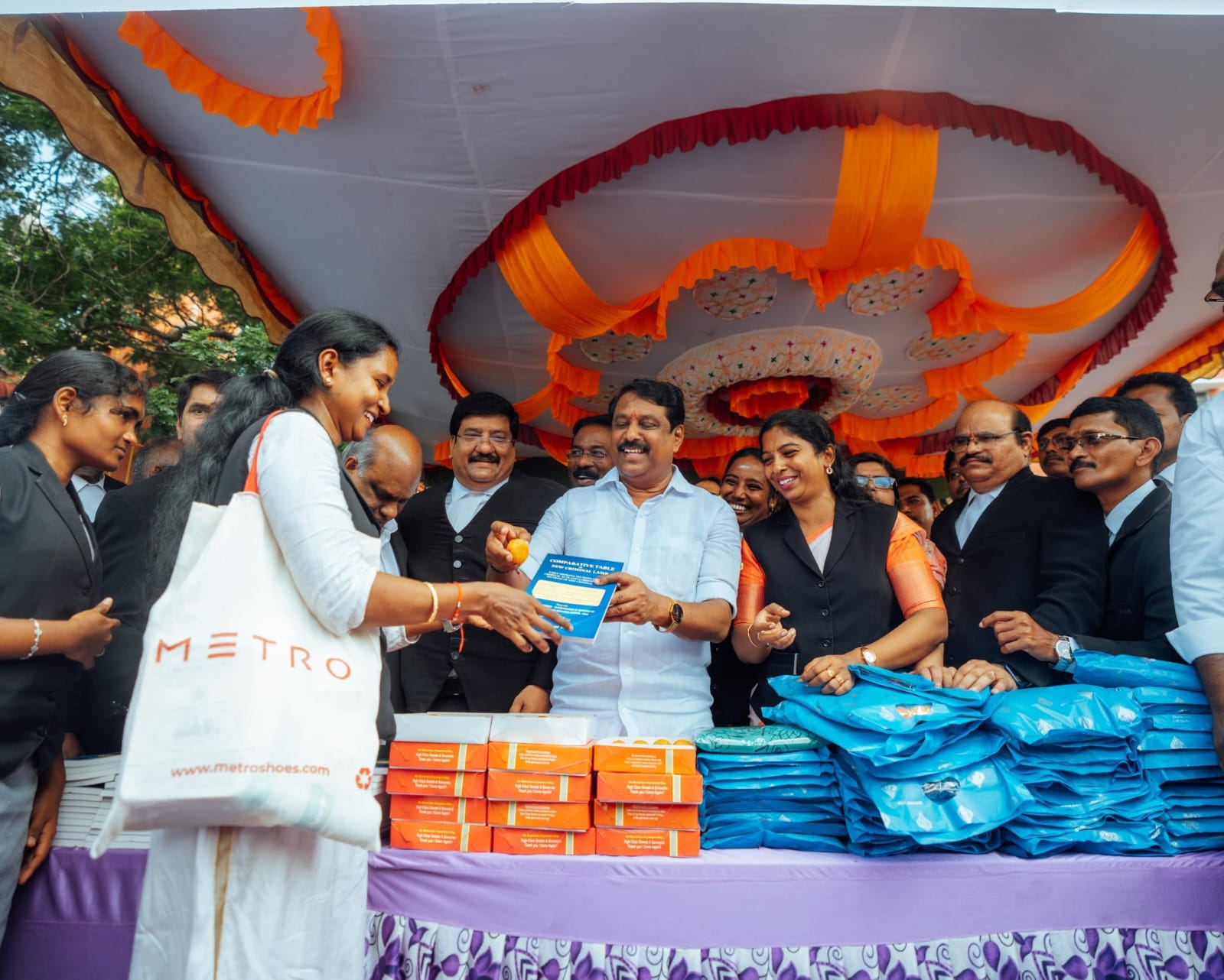 சென்னை உயர் நீதிமன்றத்தில், தமிழ்நாடு பாஜக வழக்கறிஞர்கள் அணி மாநிலத் தலைவர் குமரகுரு தலைமையில், நடைபெற்ற விழா