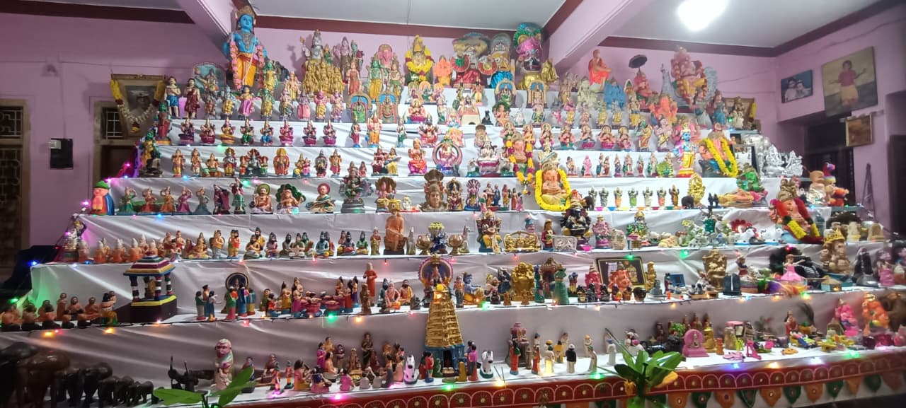 போளூர் நகராட்சி சேர்மன் சபாபதி தெருவில் மணிவண்ணன் வீட்டில் நவராத்திரி முன்னிட்டு தசரா கொளூ