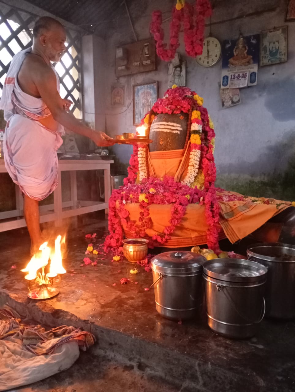 கல்யானபூரீஸ்வரர் ஆலயத்தில், புரட்டாசி மாத பிரதோஷத்தை யொட்டி, நந்தி பகவானுக்கும், லிங்கேஸ்வரருக்கும் 16 வகை யான தீர்த்த அபிஷேகம்