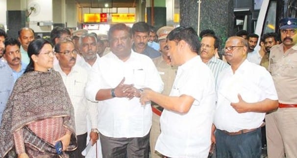 சிறப்பு பஸ்கள் இயக்கப்படுவதைஅமைச்சர் சிவசங்கர் நேரில் ஆய்வு