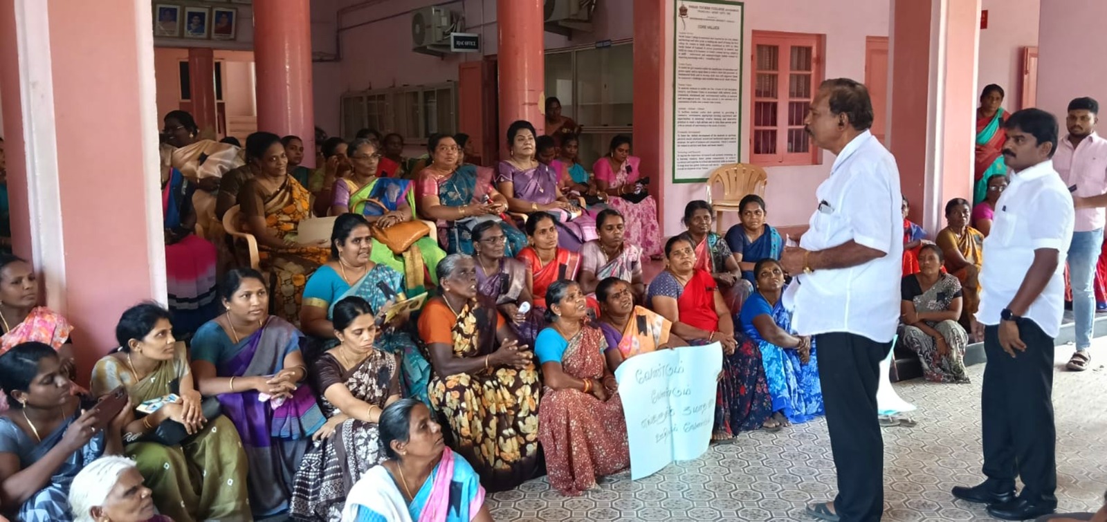 பெருமாள்புரம் சாராள் தக்கர் மகளிர் கல்லூரி பேராசிரியர்கள், பணியாளர்கள் பணிகளை புறக்கணித்து தர்ணா